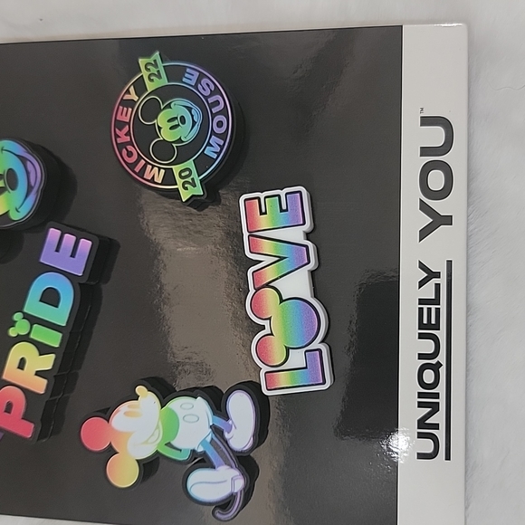 Crocs DISNEY'S RAINBOW CELEBRATION 5 PACK. Jibbitz Charms - Picture 3 of 7